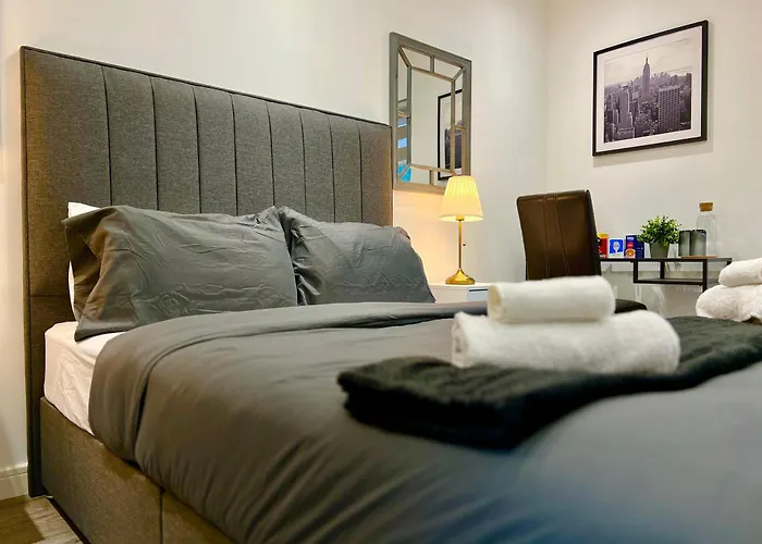 Private Bedroom - Modern Flat - West End Glasgow