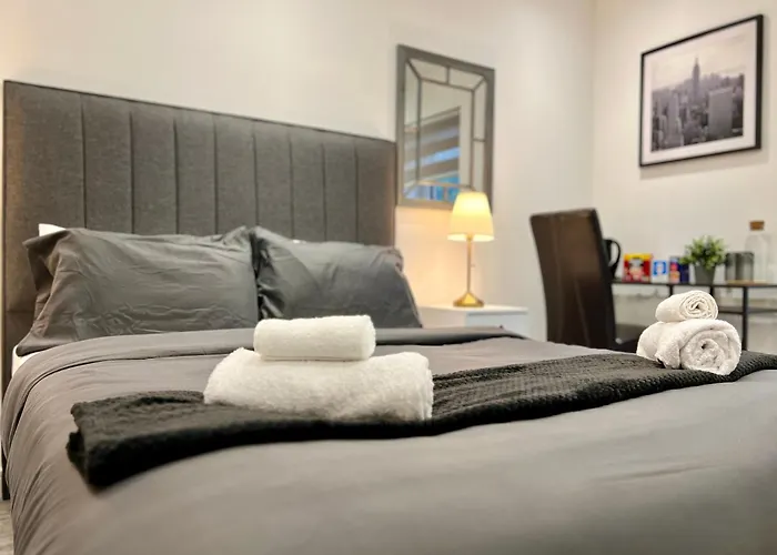 Private Bedroom - Modern Flat - West End Glasgow