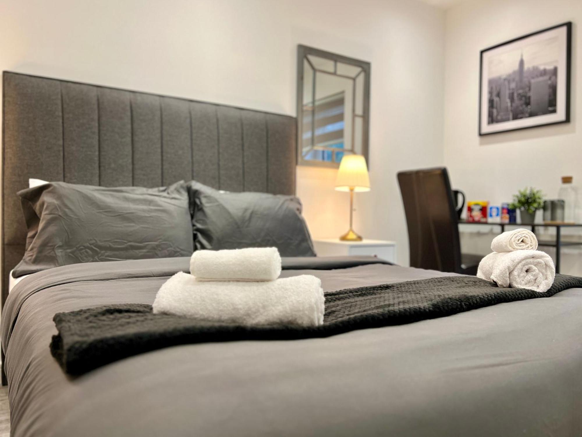 Homestay Private Bedroom - Modern Flat - West End