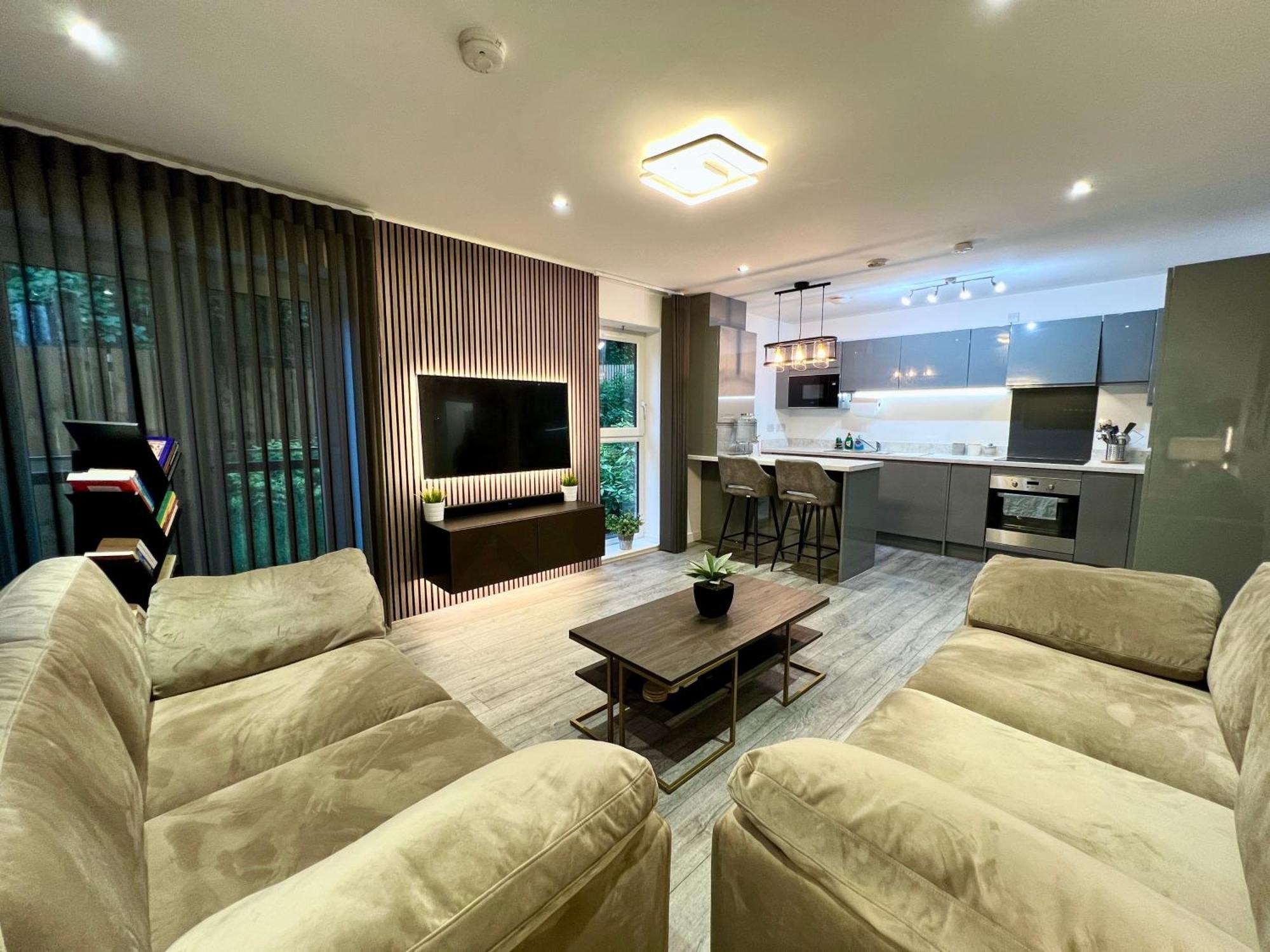 Private Bedroom - Modern Flat - West End *