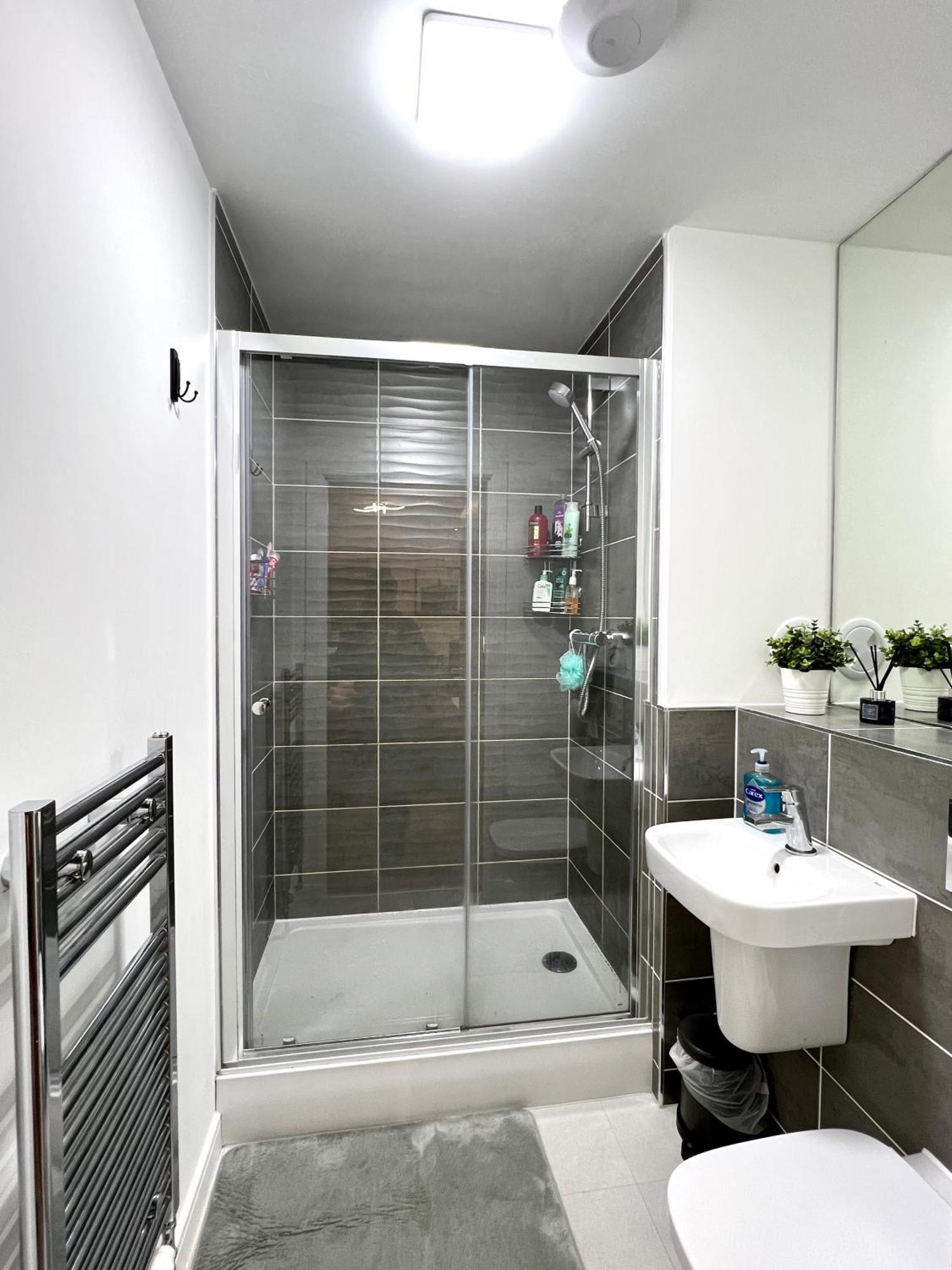 Private Bedroom - Modern Flat - West End