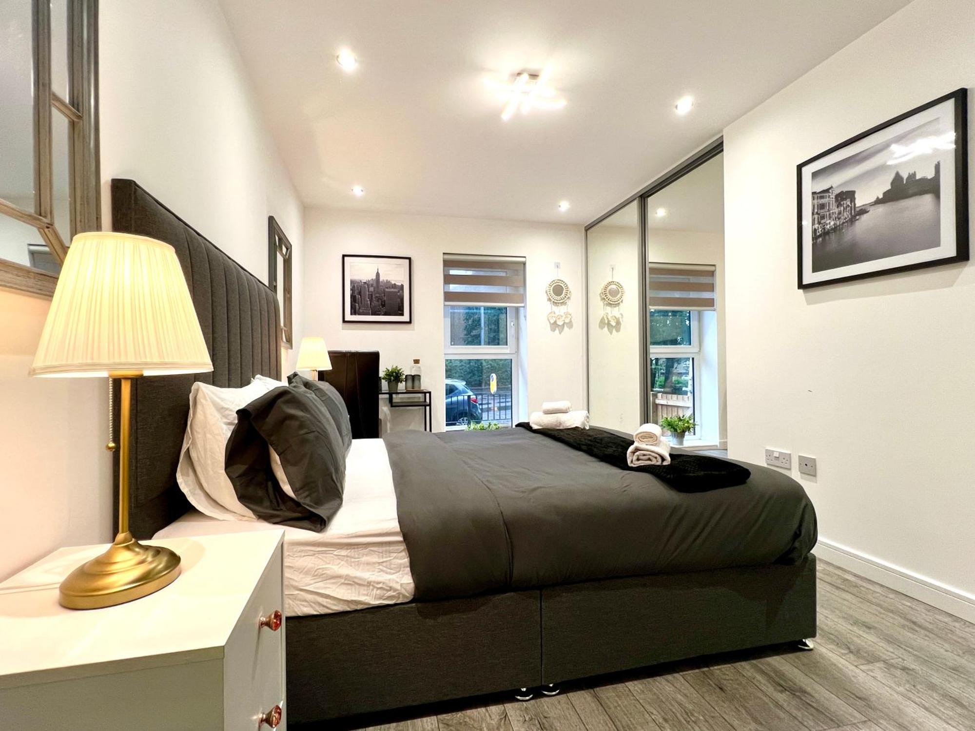 Private Bedroom - Modern Flat - West End