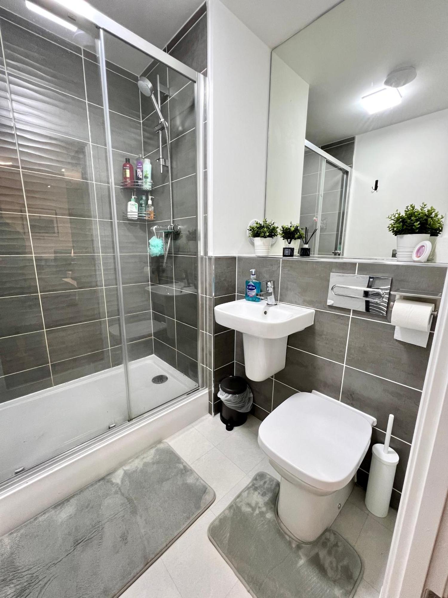 Private Bedroom - Modern Flat - West End Homestay