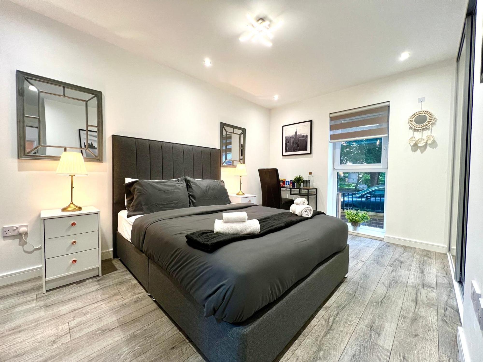 Private Bedroom - Modern Flat - West End Homestay *